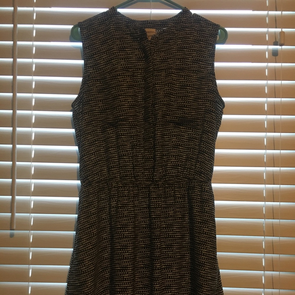 Sleeveless Black & White dress. Has pockets!
